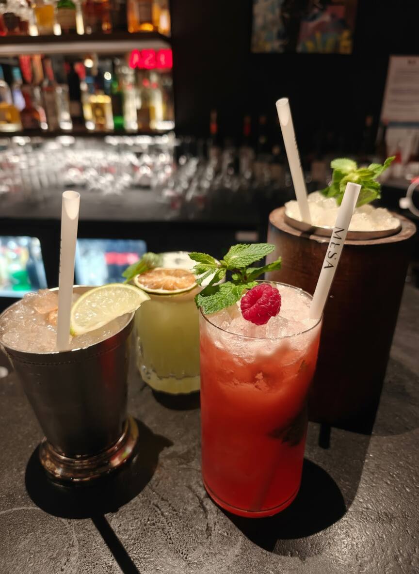 Cocktails artisanaux servis au bar Mesa rooftop Lille pour afterwork business club avec fruits frais et présentation soignée gastronomique