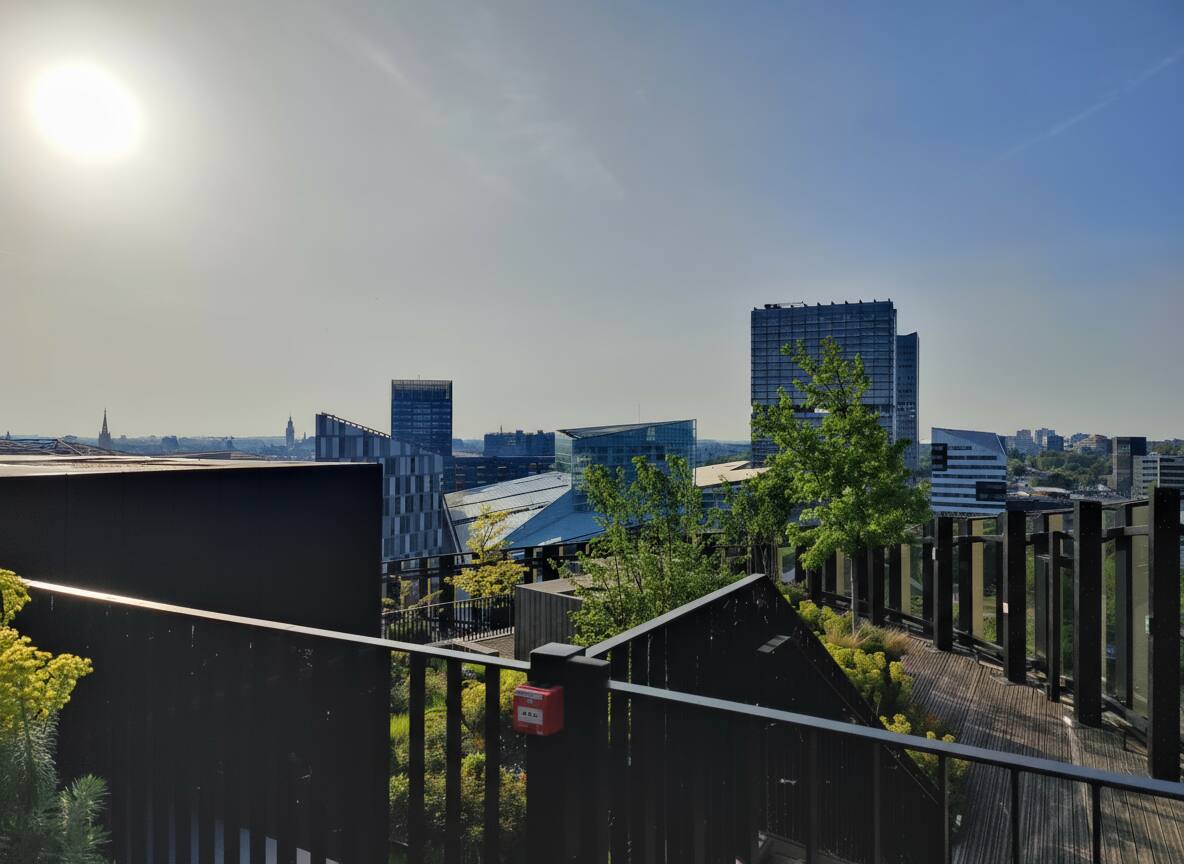 Vue panoramique de jour depuis la terrasse rooftop Mesa Lille avec vue dégagée sur le quartier d'affaires Euralille et le centre-ville lors d'un afterwork