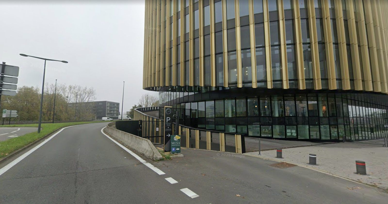 Entrée du parking du Mesa Lille, rampe d'accès et panneau MESA rue de la Chaude Rivière