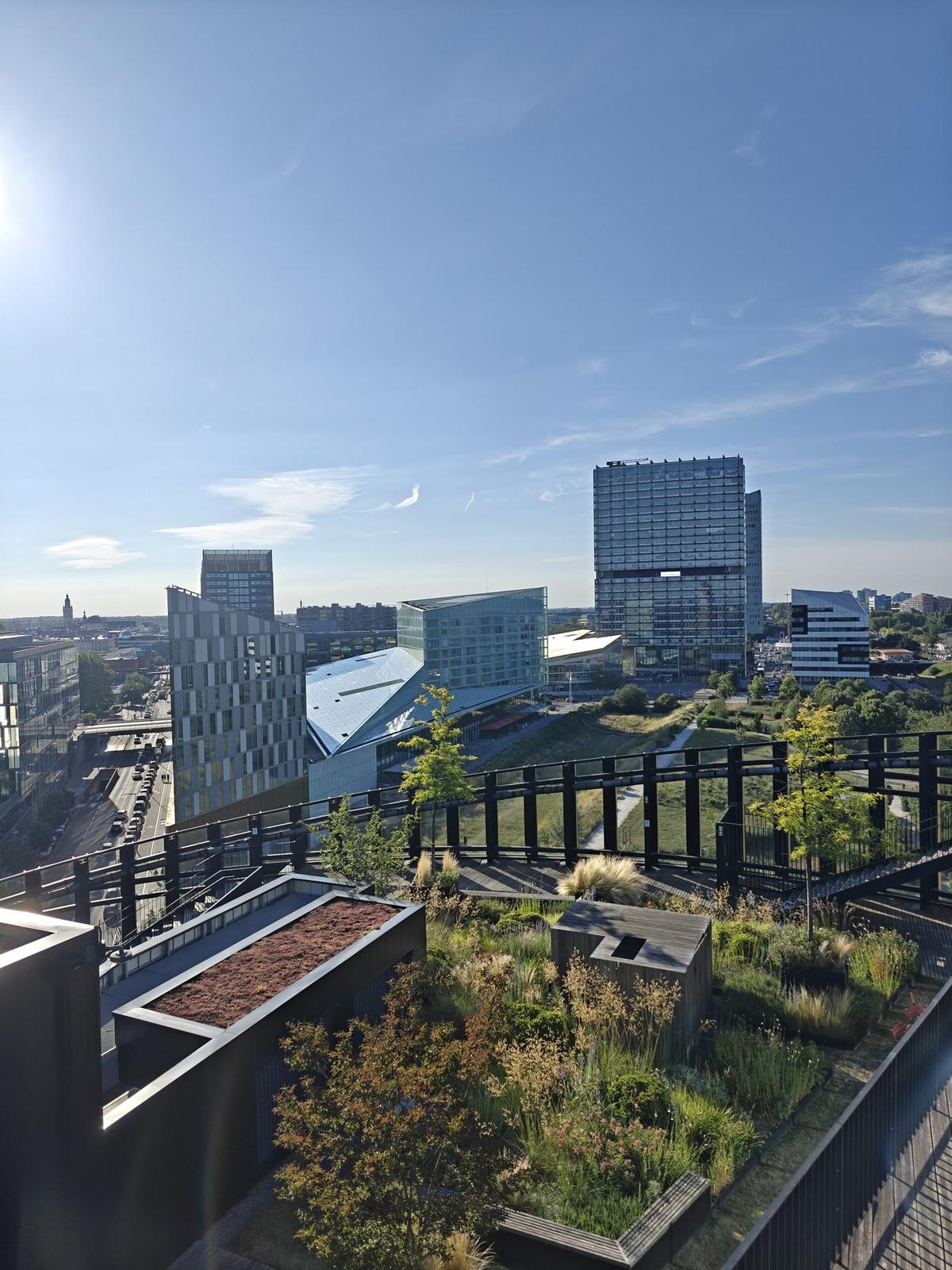 Vue de jour depuis le rooftop du Mesa sur Euralille, la tour Lilleurope et le beffroi de Lille